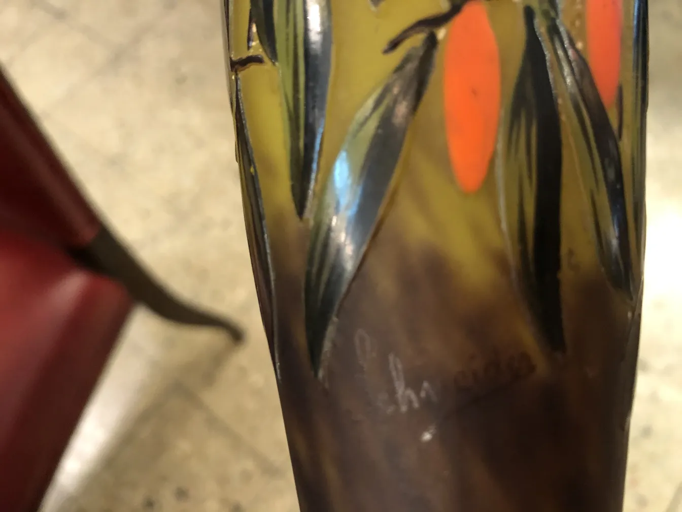 Antikes Glas mit Unterschrift von Schneider und Blumendesign