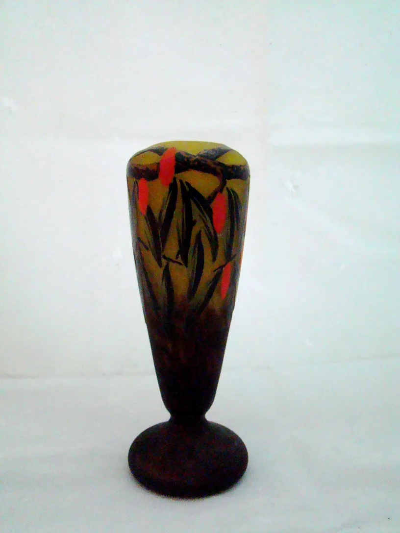 Antikes signiertes Glas Schneider mit elegantem floralem Design.