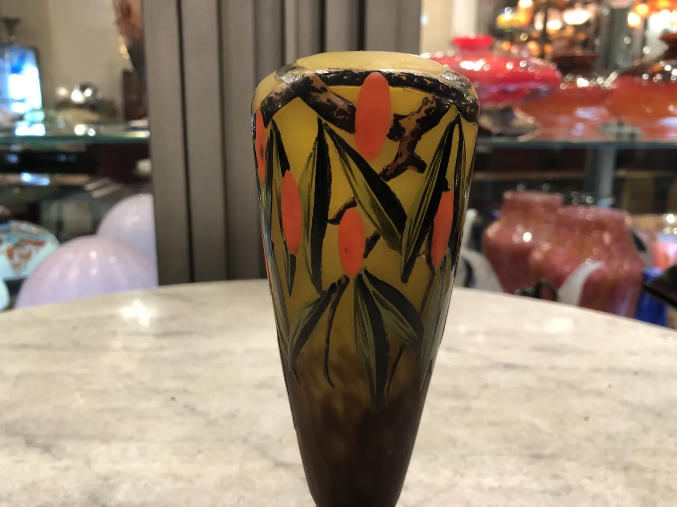 Vidrio firmado Schneider con decoración colorida y diseño natural.