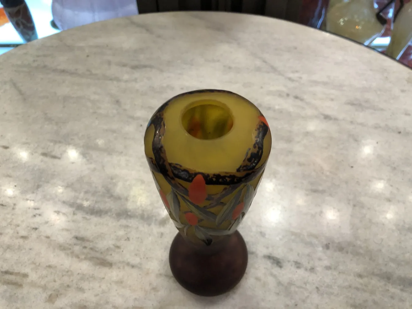 Signiertes Glas von Schneider mit floraler Dekoration in Gelbtönen.