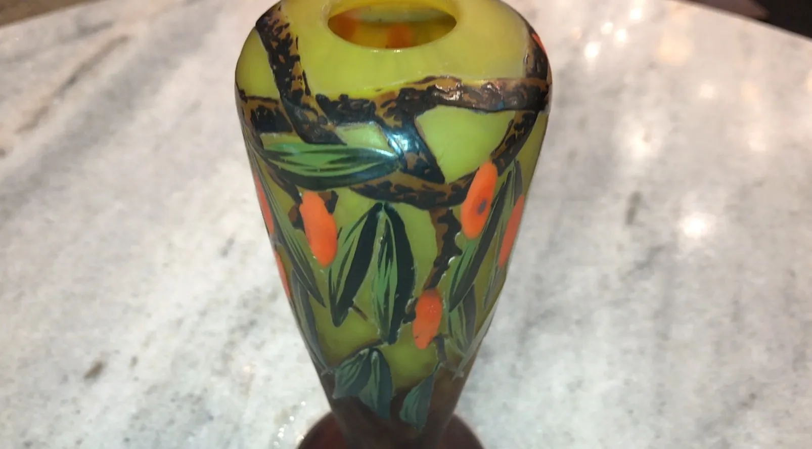 verre signé avec motifs naturels, décoration verte et orange, base sombre
