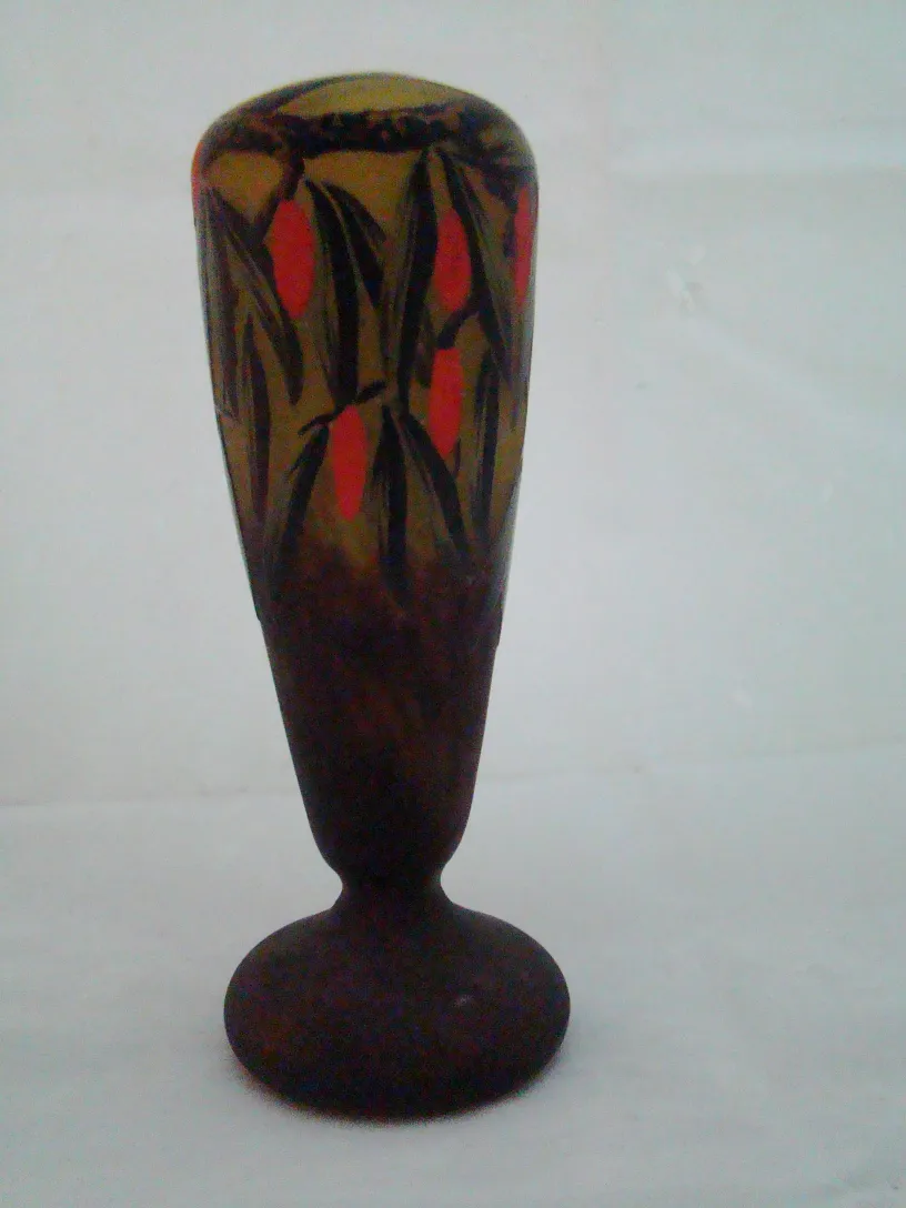 Vidro antigo com um design floral em tons de roxo e vermelho.