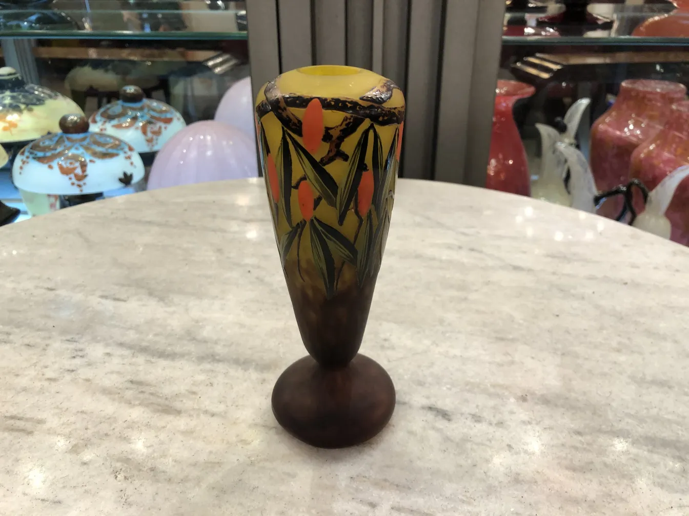 Antiquité verre signé Schneider avec design coloré, décoration florale