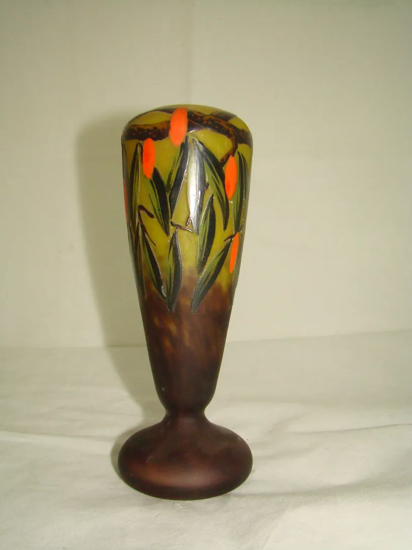 Verre signé antique avec des décorations florales aux couleurs vives.