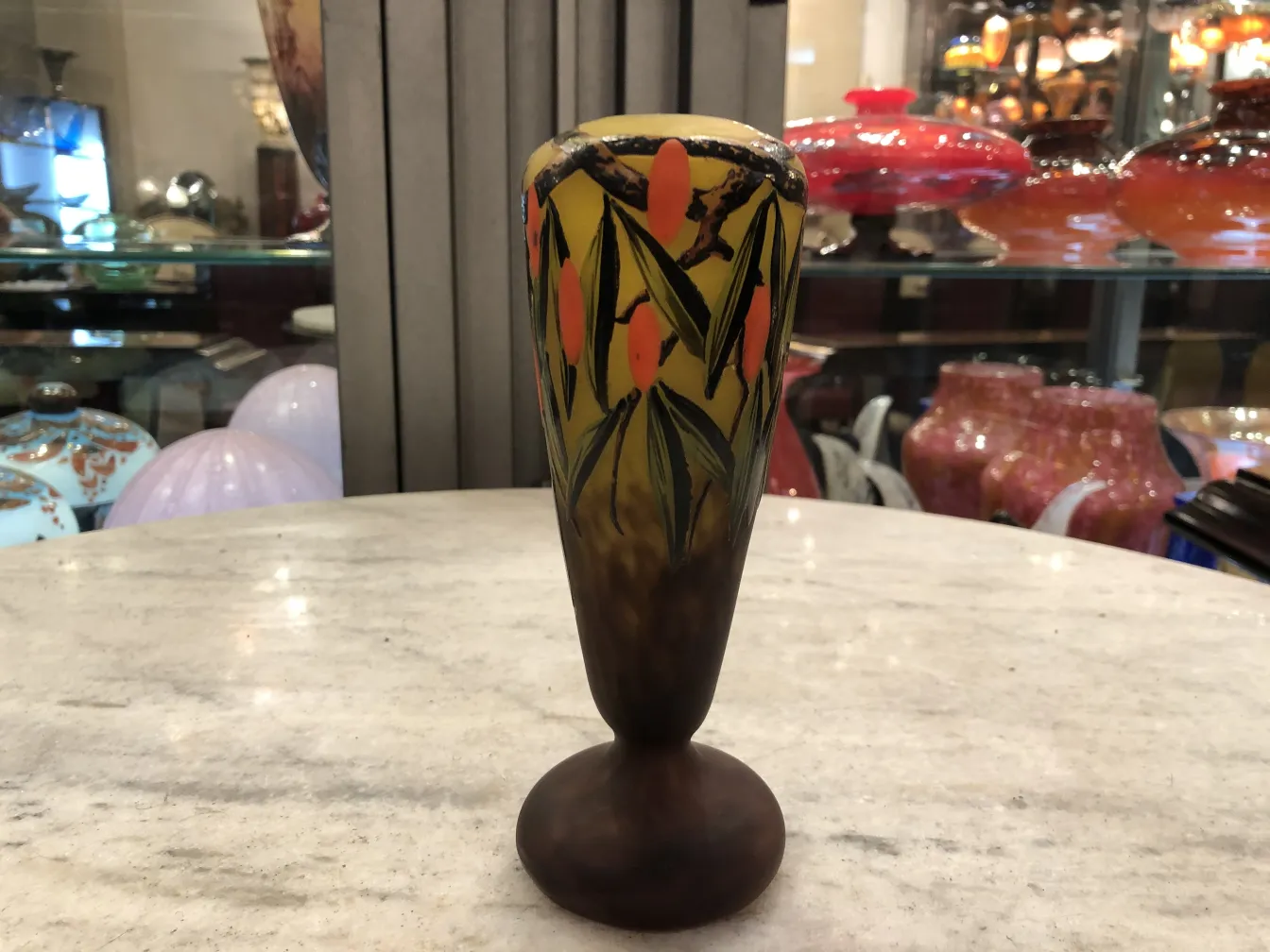 antike vase mit floralem design in gelb und orange