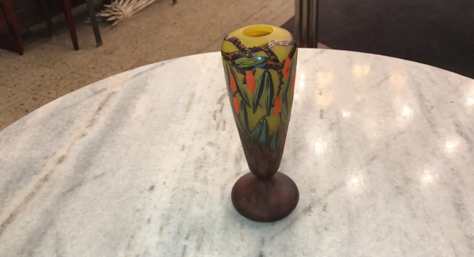 vase antico in vetro firmato da schneider con motivo floreale