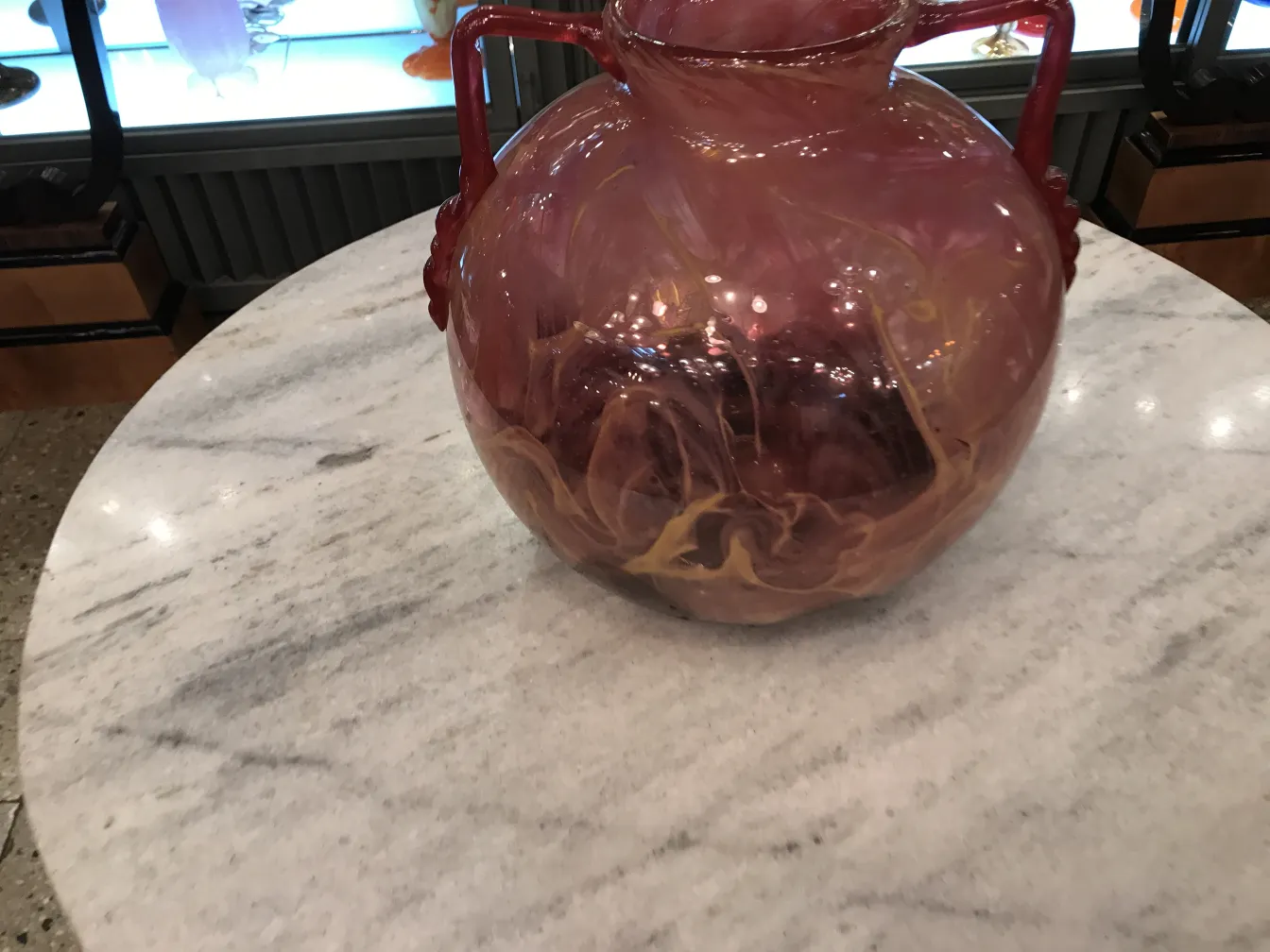 jarre ancienne en verre signée avec une décoration colorée