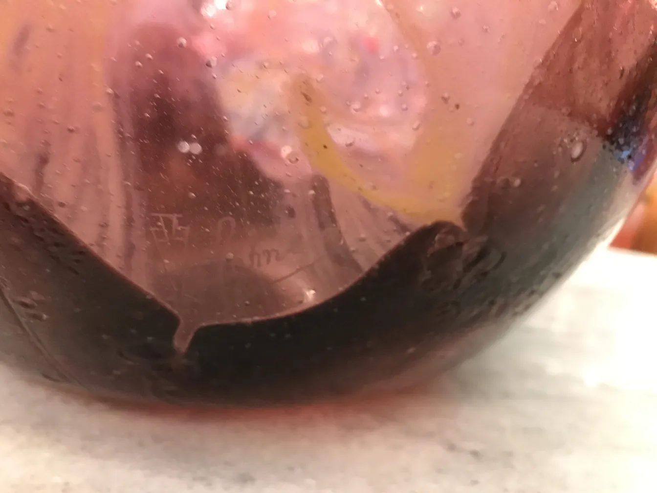 Verre ancien avec signature Schneider, détails uniques