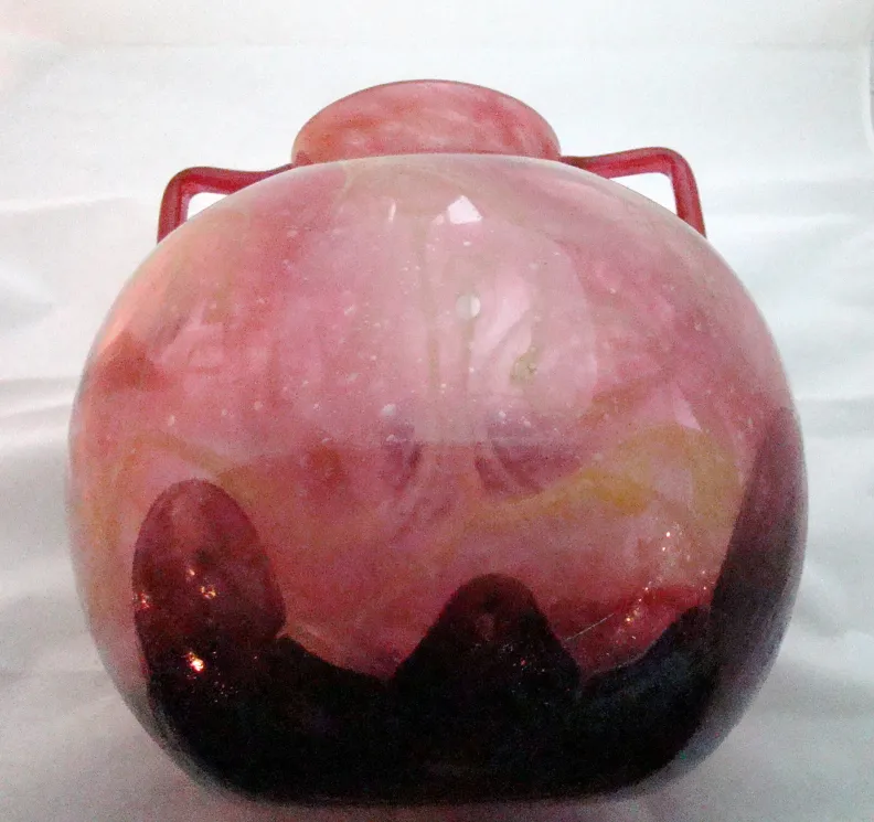 vase in vetro firmato Schneider in tonalità di rosa e rosso