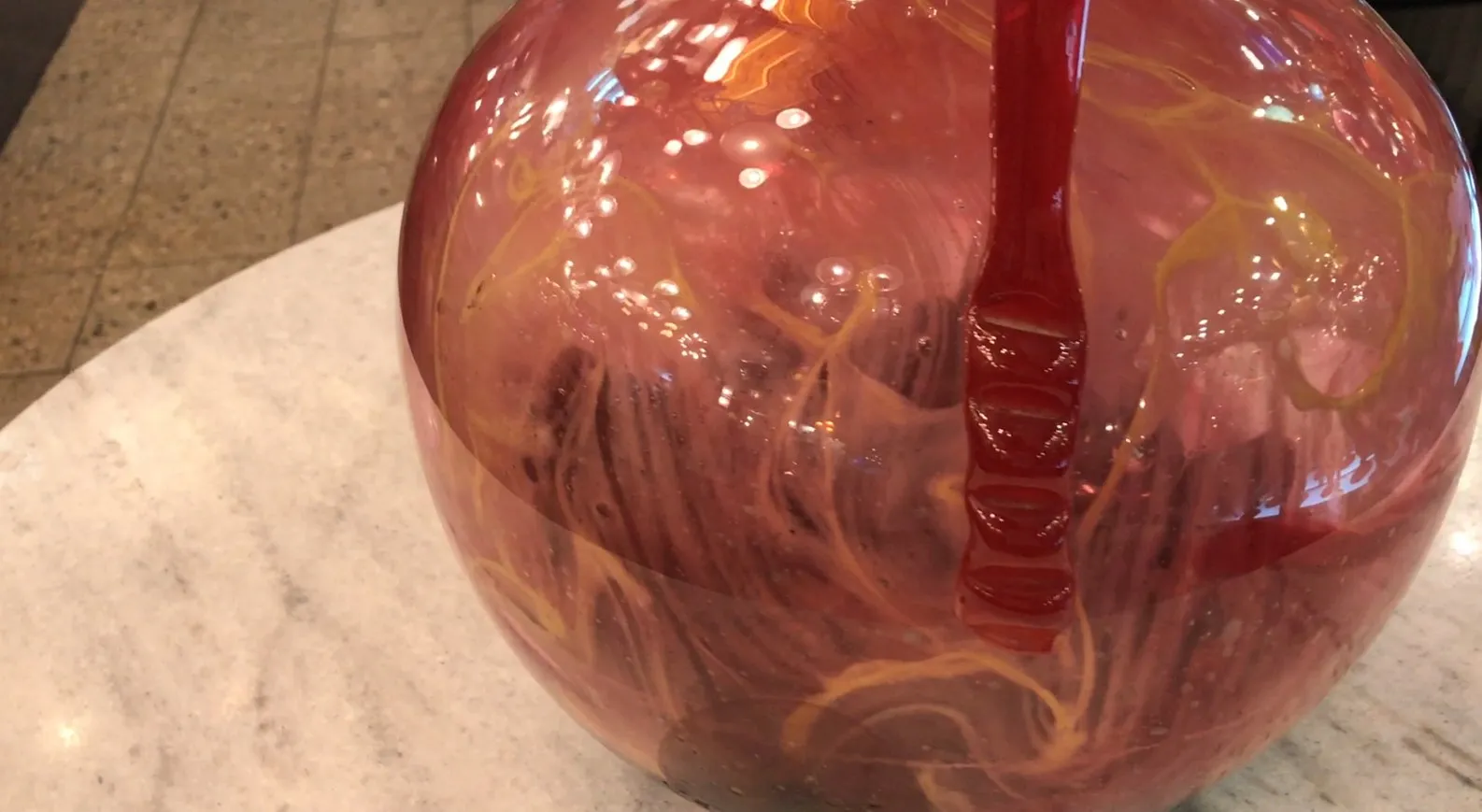 antikes glas in warmen tönen mit einzigartigem design und signatur