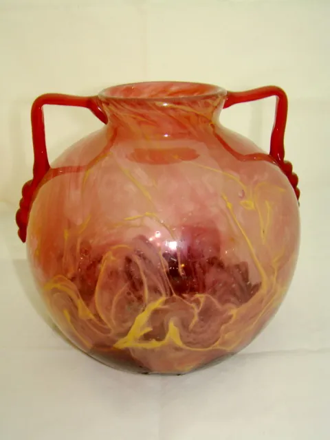 vase in vetro antico con manici rossi e motivi colorati