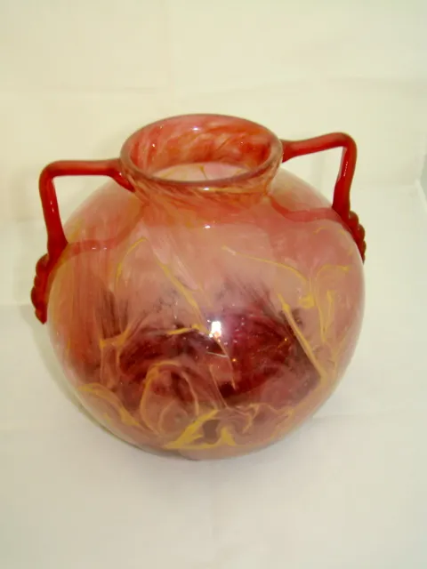 vaso di vetro con manici rossi e design colorato