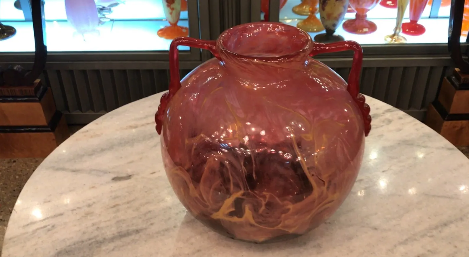 古董签名玻璃，带有波浪形状和鲜艳的颜色，置于古董环境中