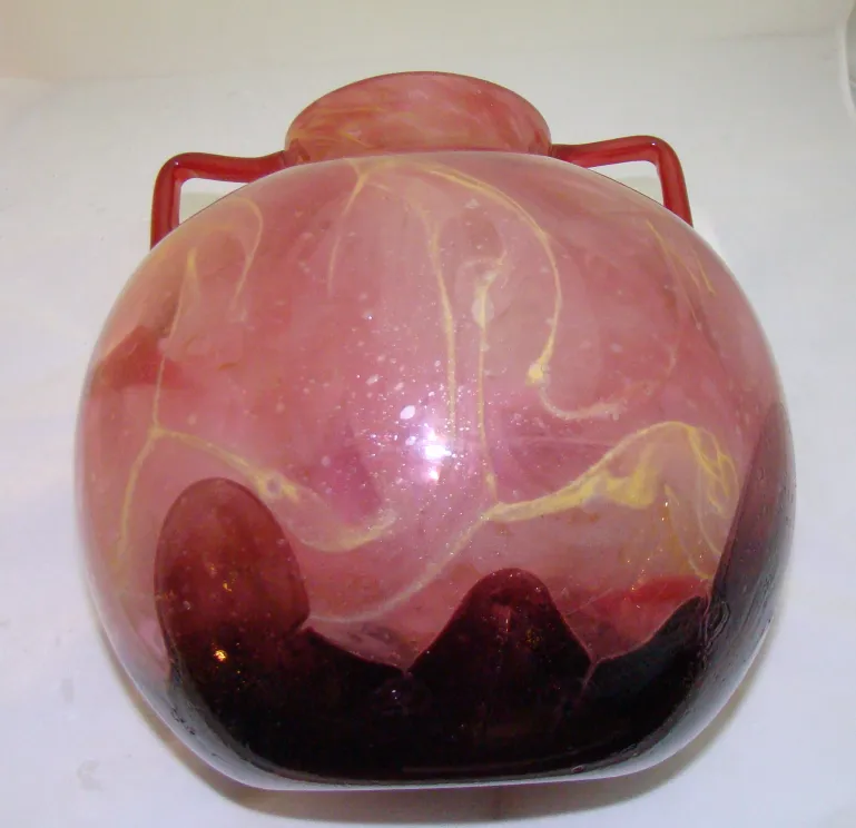 jarrón de vidrio firmado con tonos rosa y negro en diseño único, antigüedad decorativa