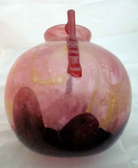 Antikes Glas mit der Unterschrift von Schneider, rosa und schwarz, dekorativ.