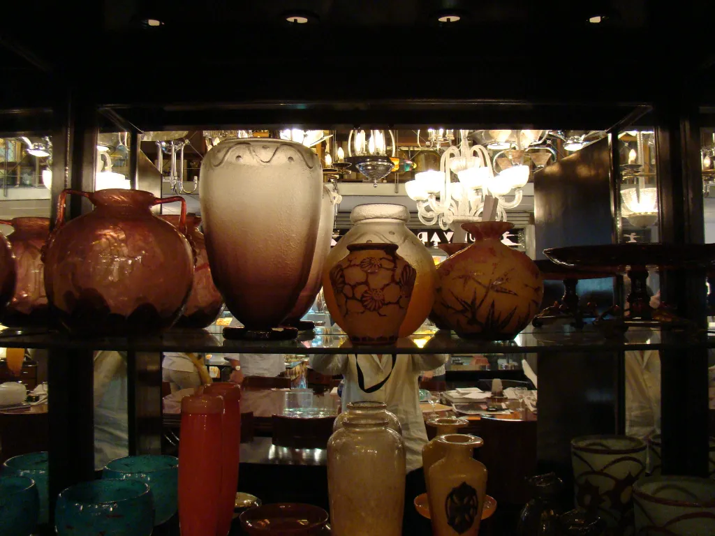 vidro assinado por Schneider com padrões florais, antiguidade