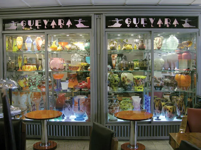 色彩丰富的展览，展示签名玻璃