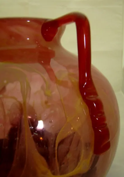 vase antigo de vidro com forma elegante e cores vívidas