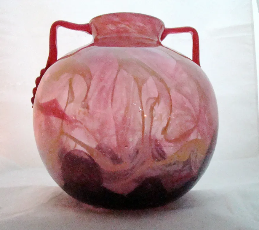 vidrio antiguo con diseño en colores suaves y asas decorativas