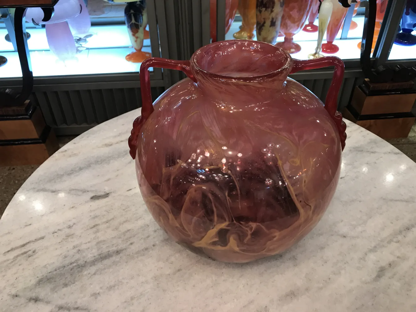 Vidrio antiguo firmado Schneider, color rosa con detalles únicos, objeto decorativo.