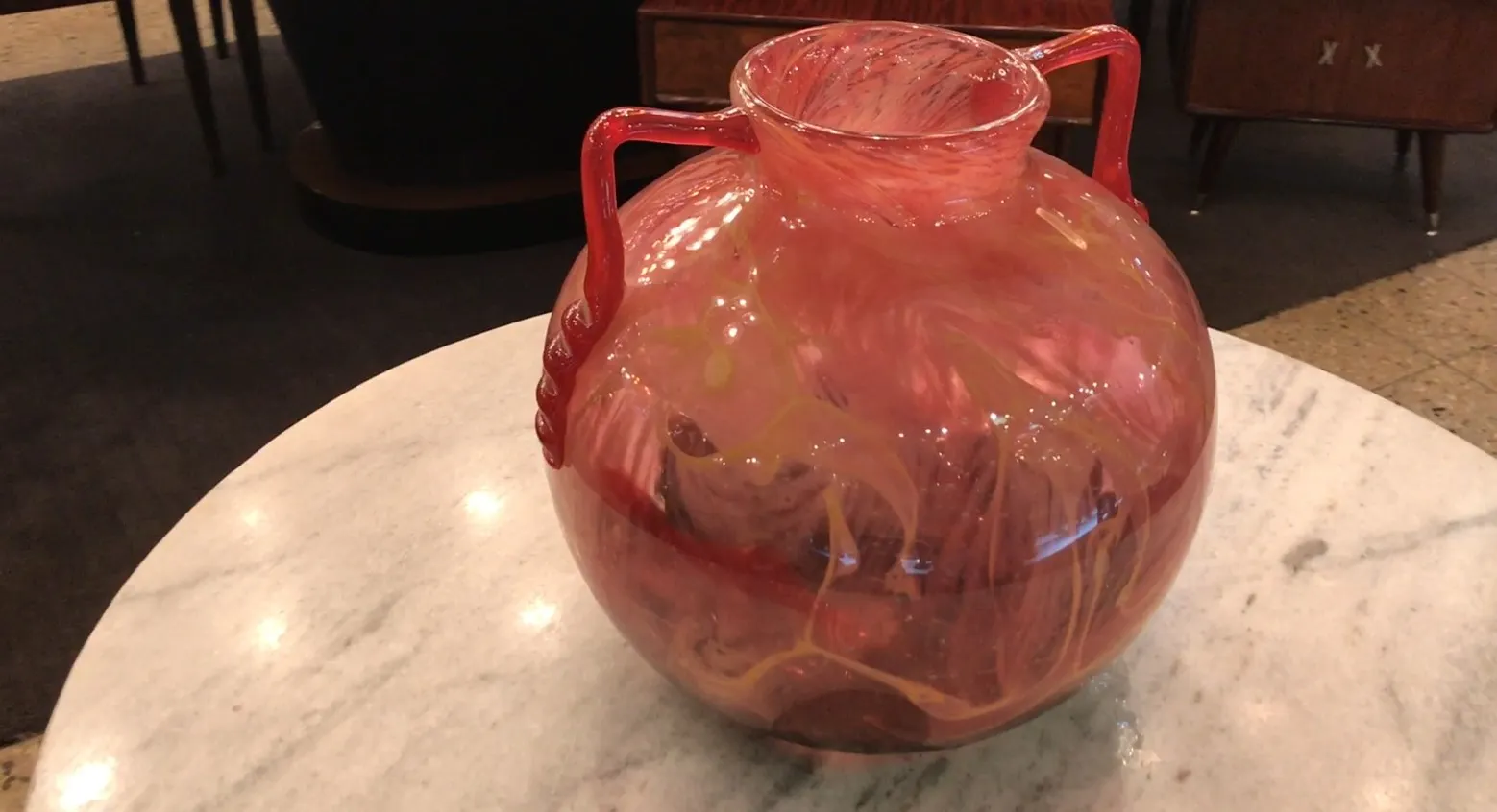 Vidrio antiguo firmado Schneider, con detalles en tonos rojos y amarillos.