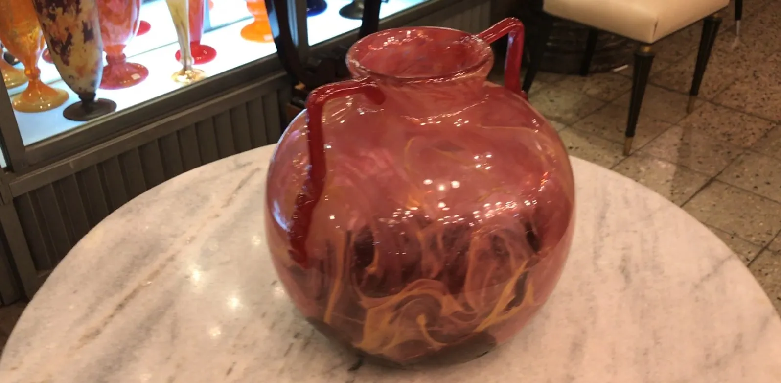 シュナイダーによる古代サイン入りグラスのピンクと黄色