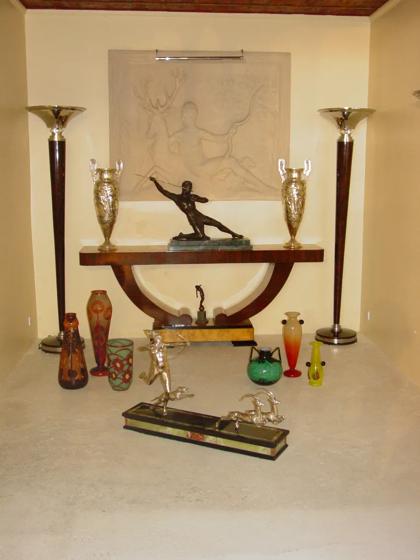 Verre signé par Schneider dans des cadres anciens.