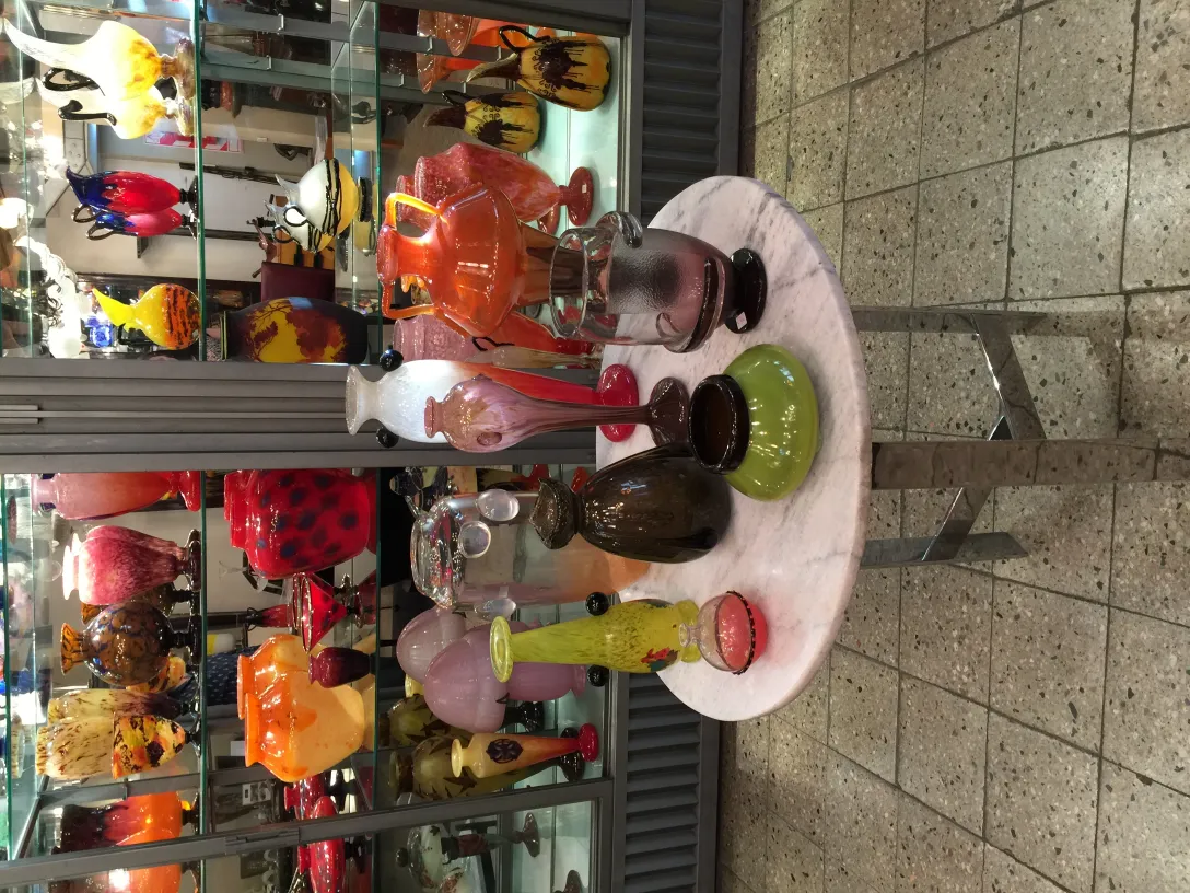 पुराने हस्ताक्षरित ग्लास श्नाइडर के साथ रंगीन पृष्ठभूमि