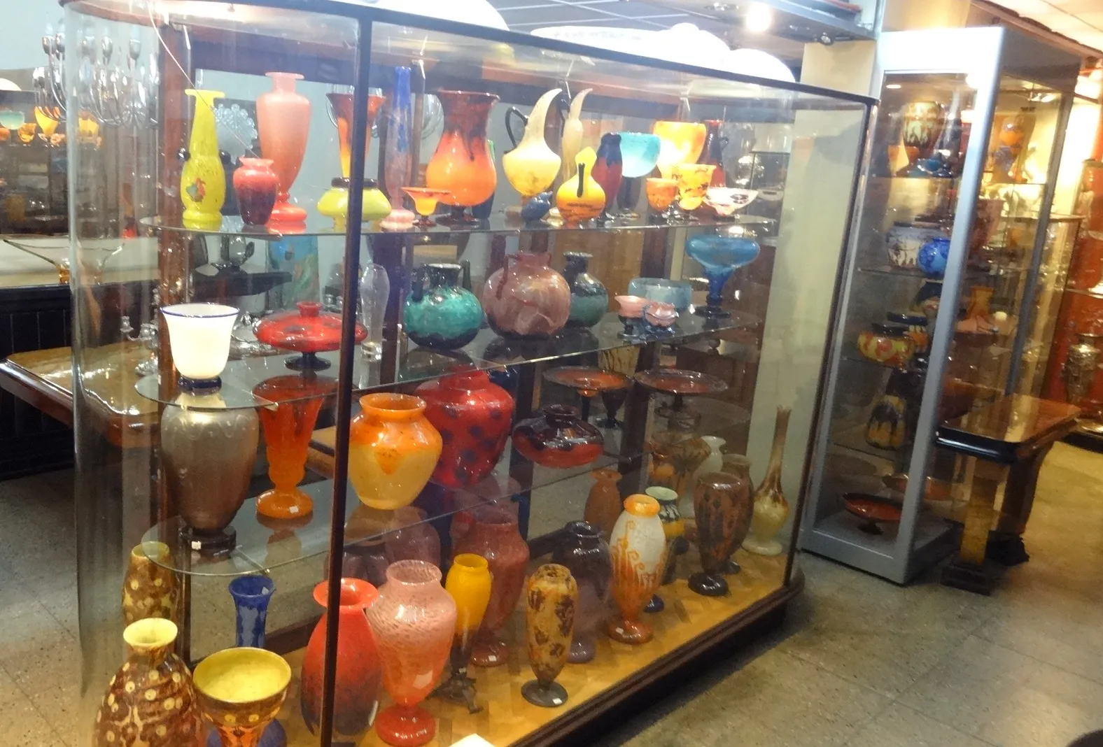 विट्रीन में श्नेडर द्वारा हस्ताक्षरित प्राचीन कांच के विभिन्न रंग और आकार