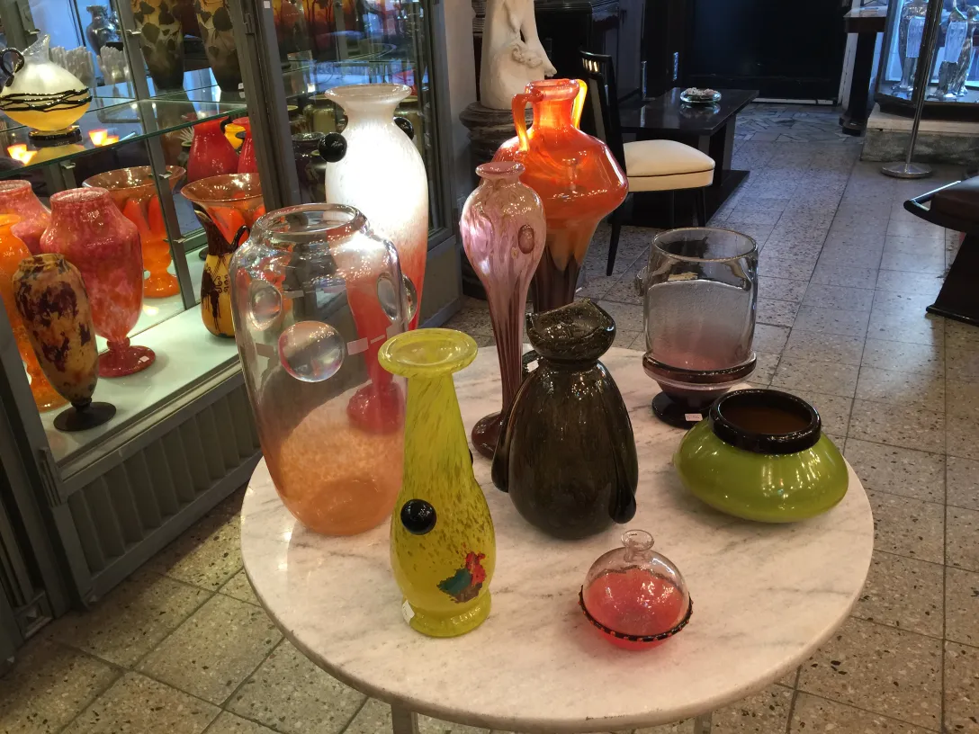 Verre ancien signé par Schneider avec des détails complexes. Cadre élégant.