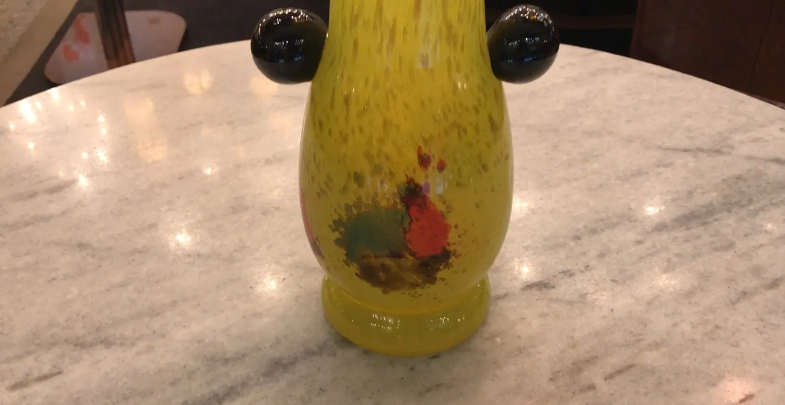 verre ancien signé en jaune avec des détails colorés