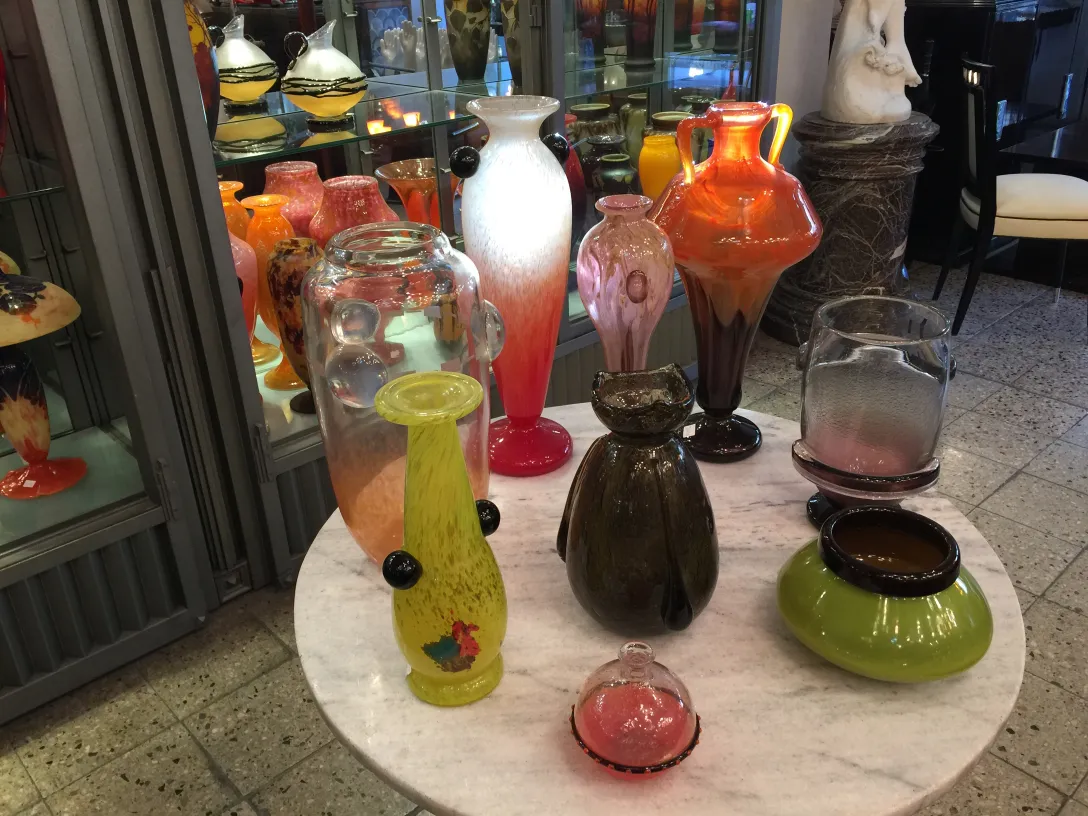 verre ancien avec la signature de Schneider dans une exposition colorée