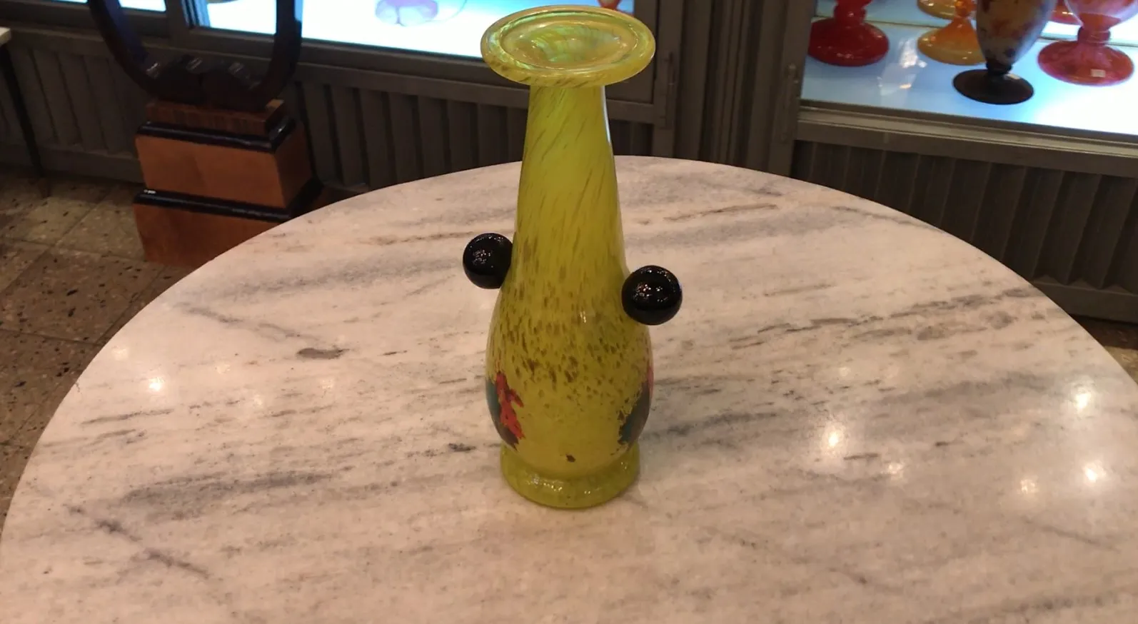 Vetro firmato Schneider, colore giallo con decorazioni