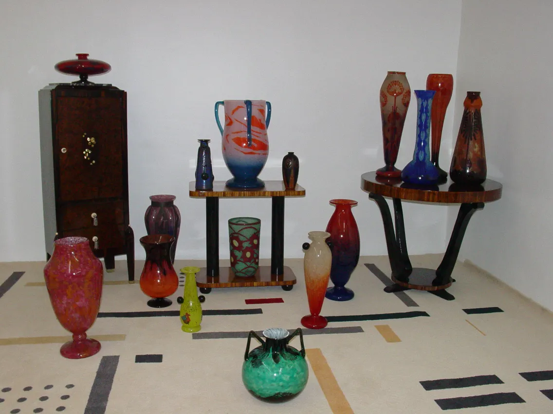 Verre signé Schneider dans un cadre antique coloré et varié.