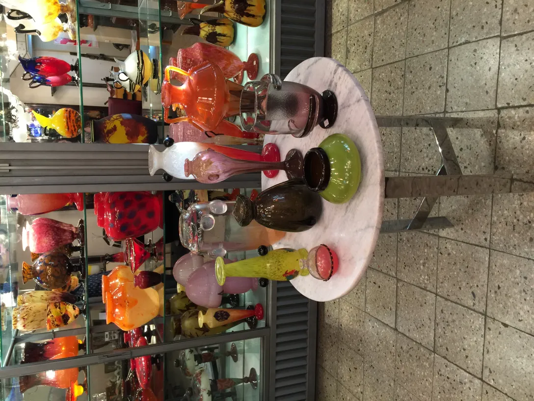 verre avec signature schneider, couleurs décoratives vives en vitrine.