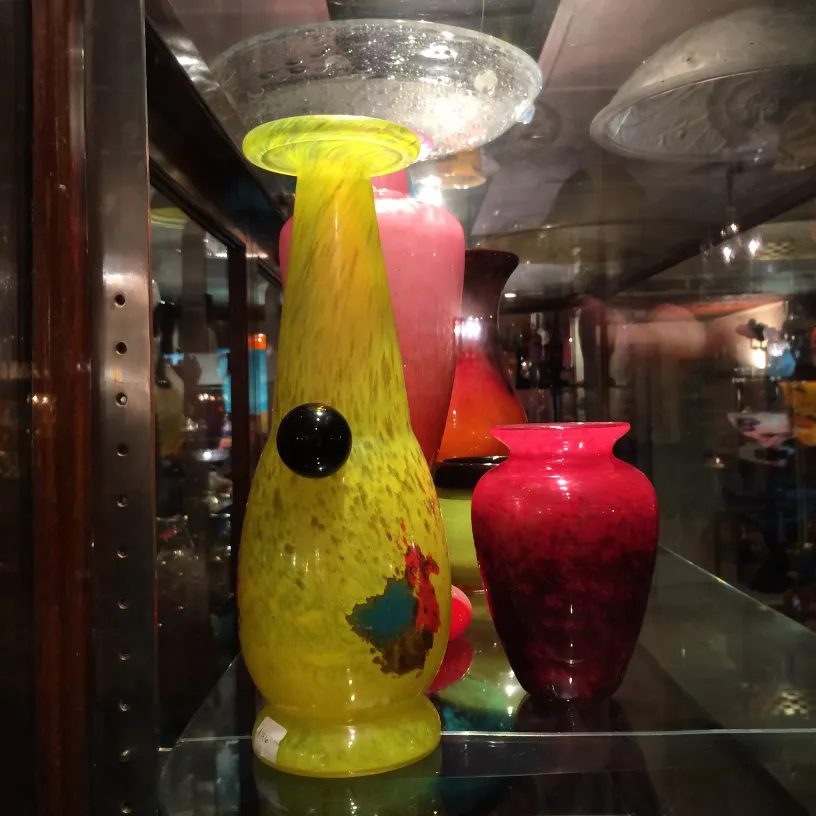 Verre ancien signé par Schneider dans des teintes jaunes et noires.