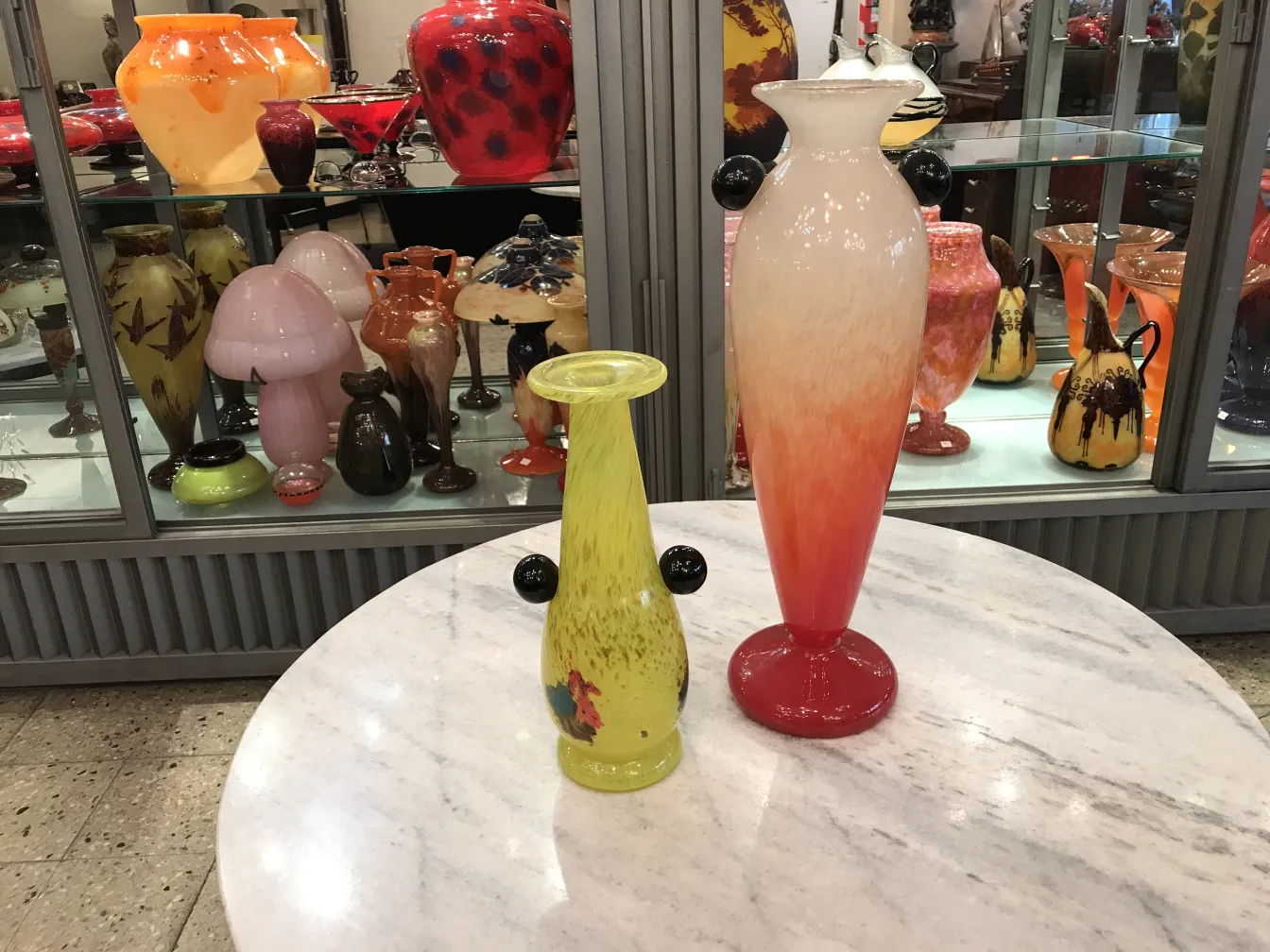 deux vases décoratifs colorés avec des détails uniques