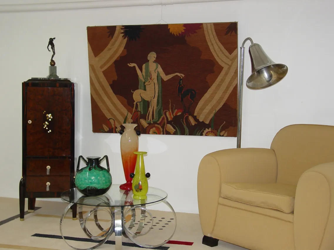 Verre signé de Schneider dans un environnement vintage avec décor classique