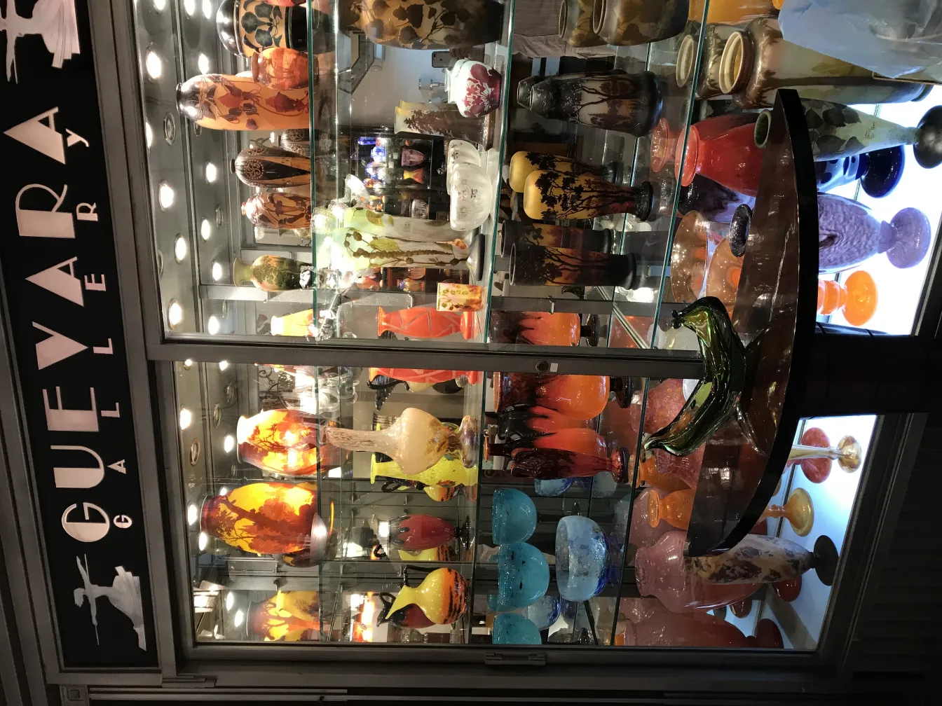 Antikes signiertes Glas von Schneider, lebendige Farben