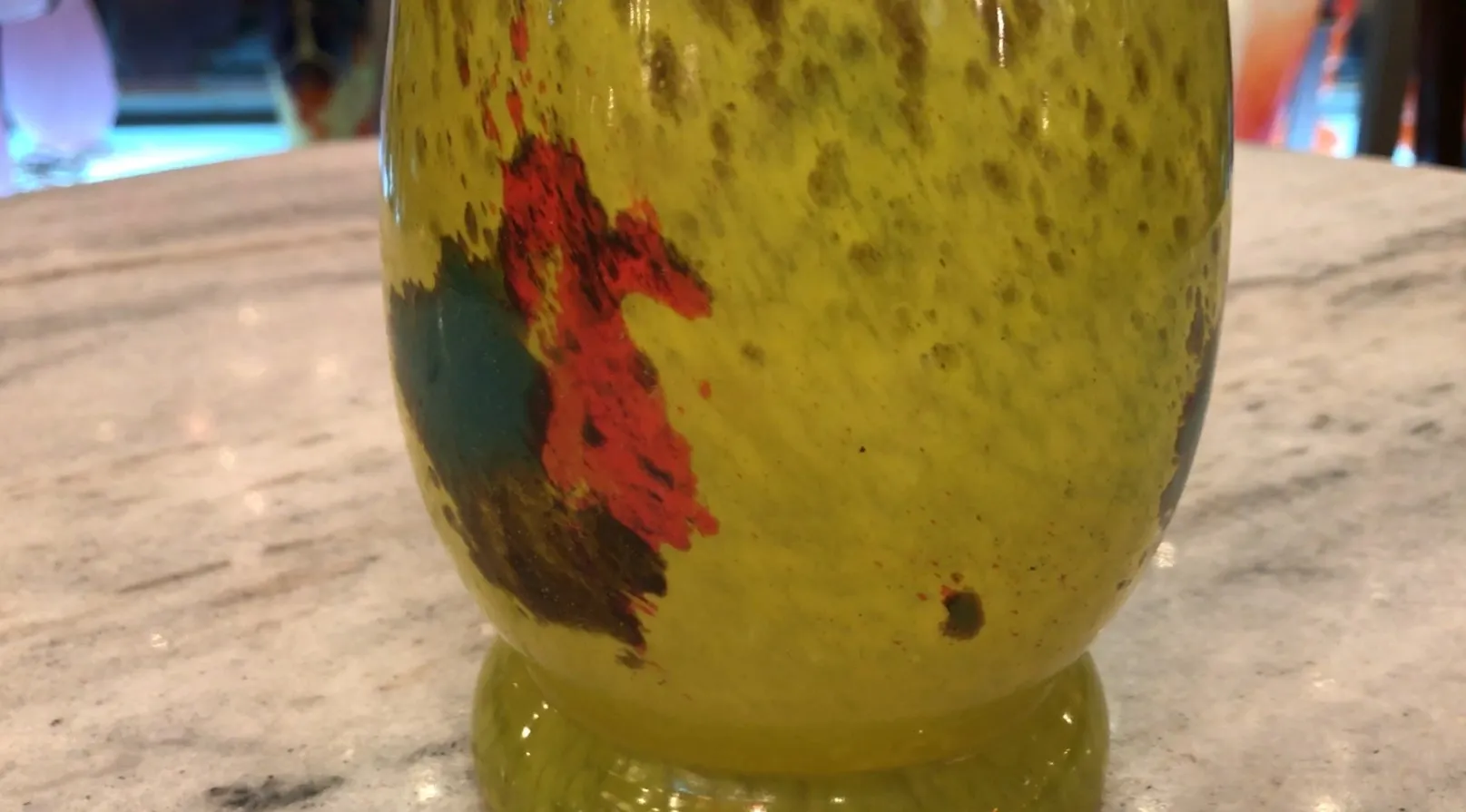 verre ancien signé Schneider avec des détails colorés