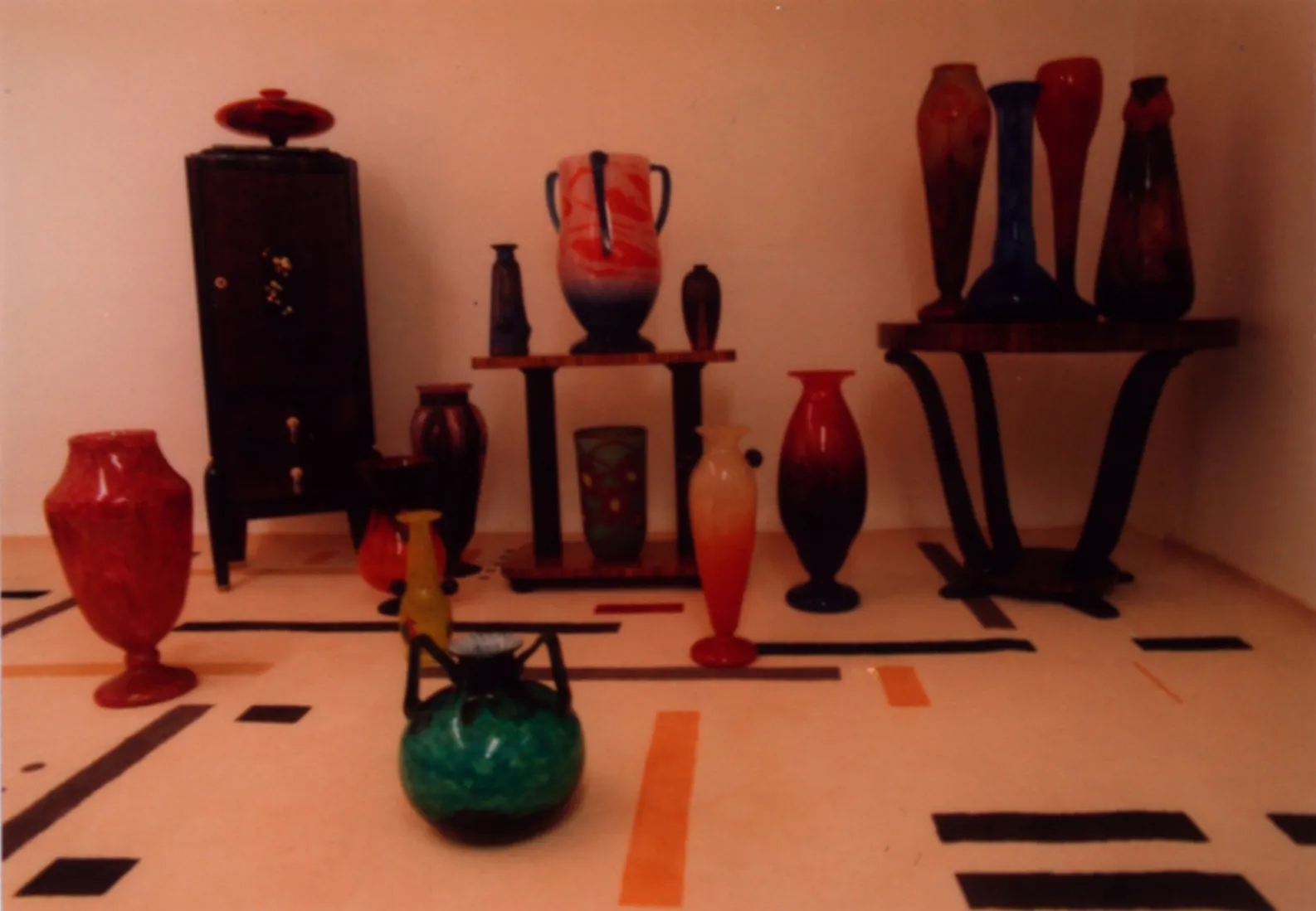 Verre coloré signé en diverses formes, exposition d'antiquités