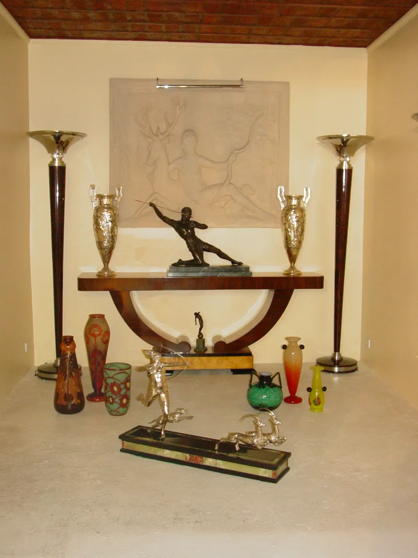 Verre signé Schneider sur la table avec des éléments décoratifs autour.