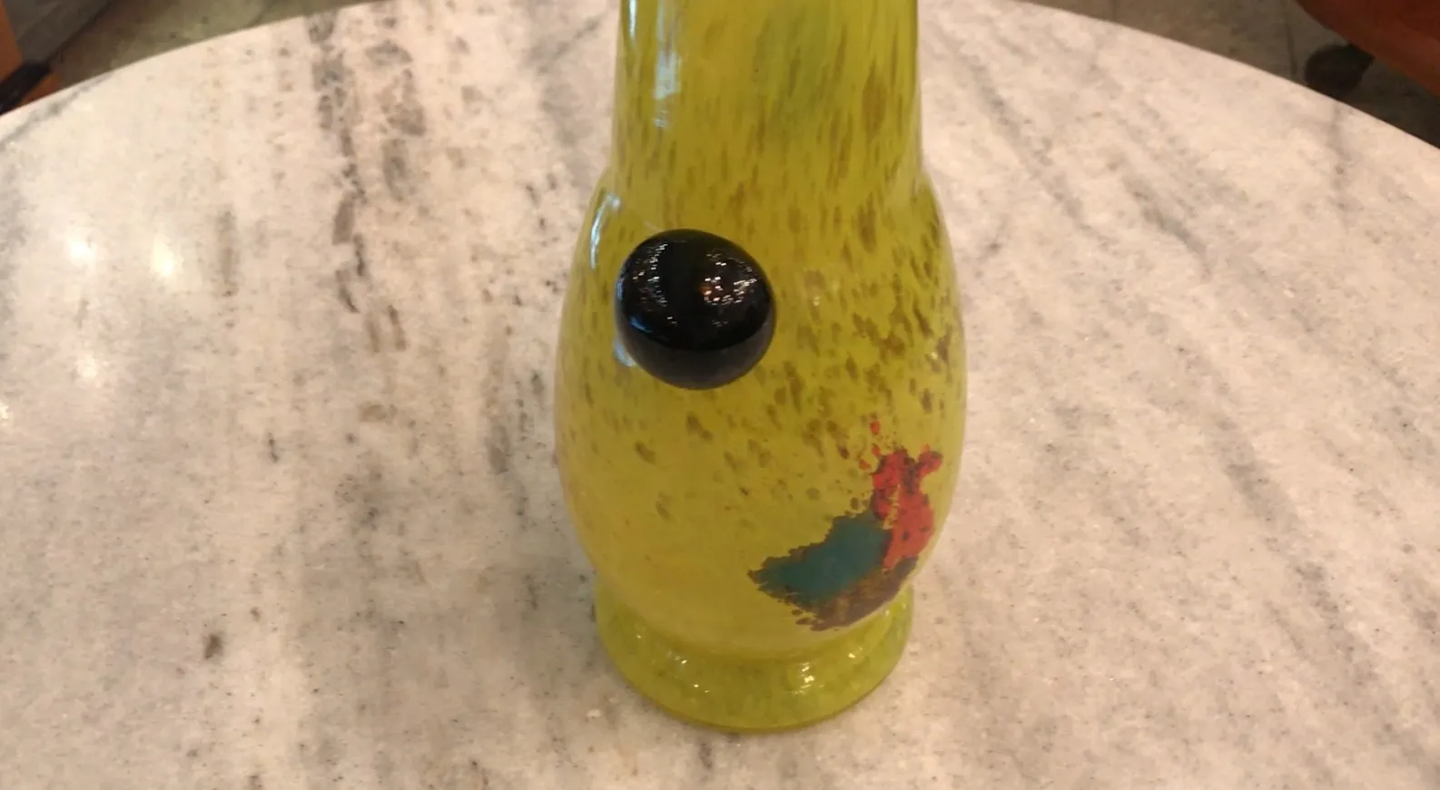 Vidrio firmado por Schneider en color amarillo y decorado, antigüedad.