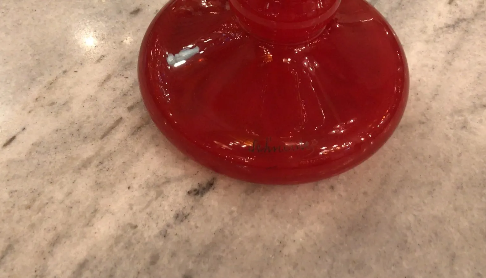 Antikes signiertes Glas von Schneider mit rotem Sockel.