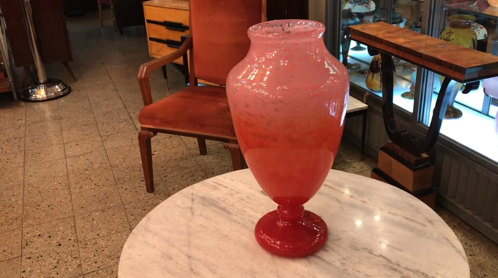 زجاجة حمراء قديمة موقعة في بيئة أنيقة