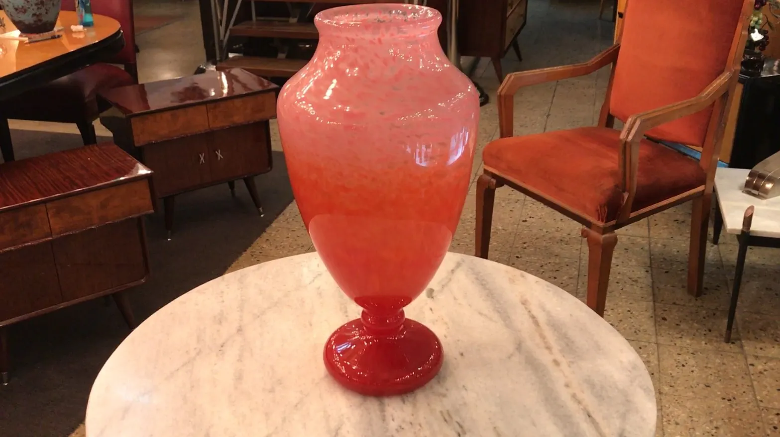 Vetro firmato in tonalità di rosa e rosso con base, antiquariato.