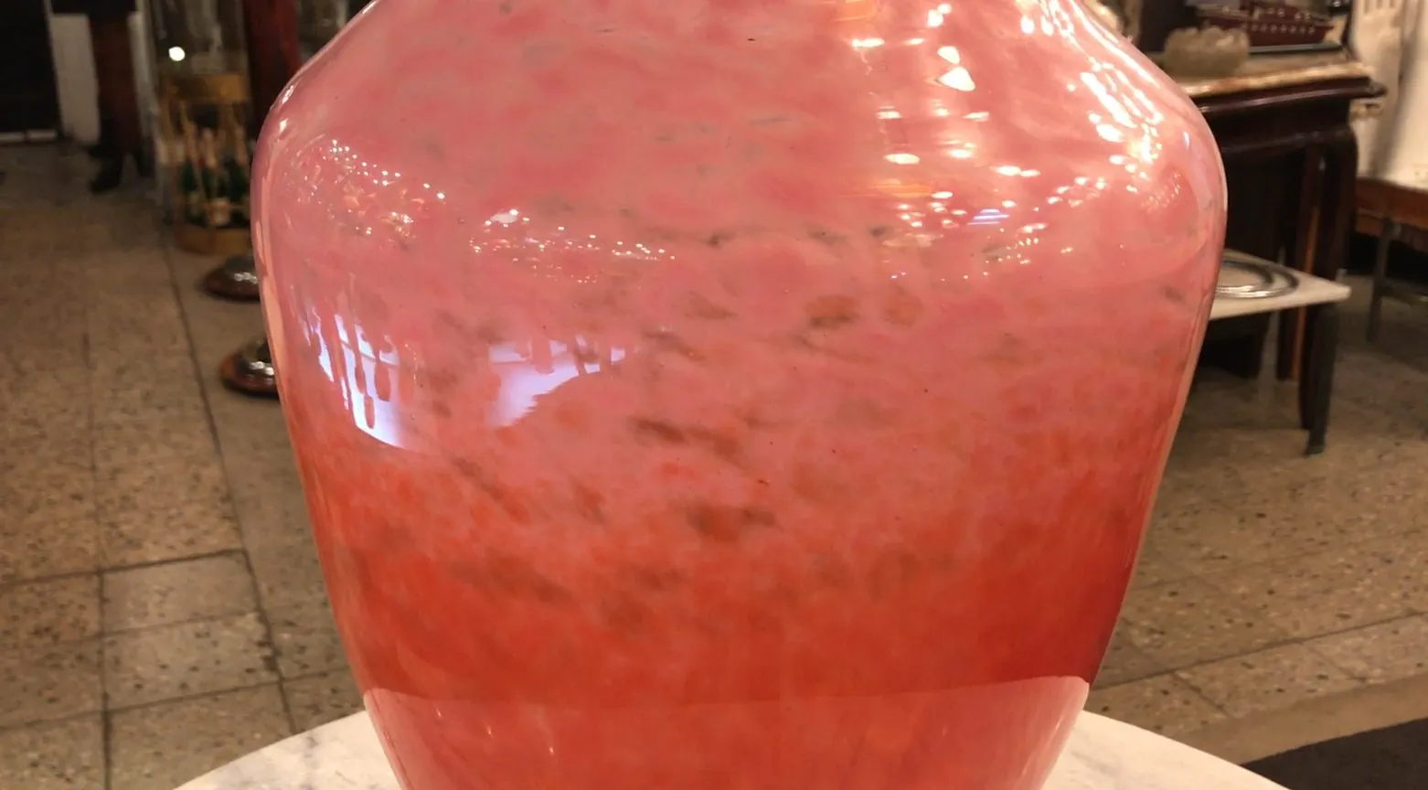 Vetro firmato antico di Schneider, con tonalità rosa morbide.