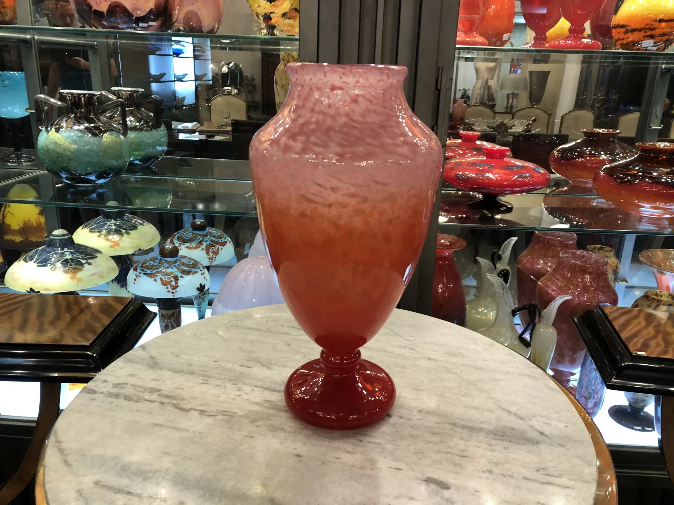 Antiquité vase en verre signé par Schneider, avec des nuances de rouge.