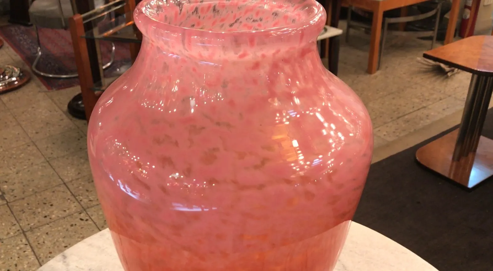 jarre rose avec design unique de verre signé Schneider, antiquité collectionnable