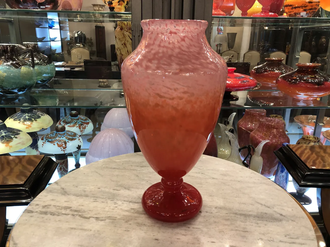 Vasija de vidrio antiguo con firma Schneider, en tonos rosados y rojos.